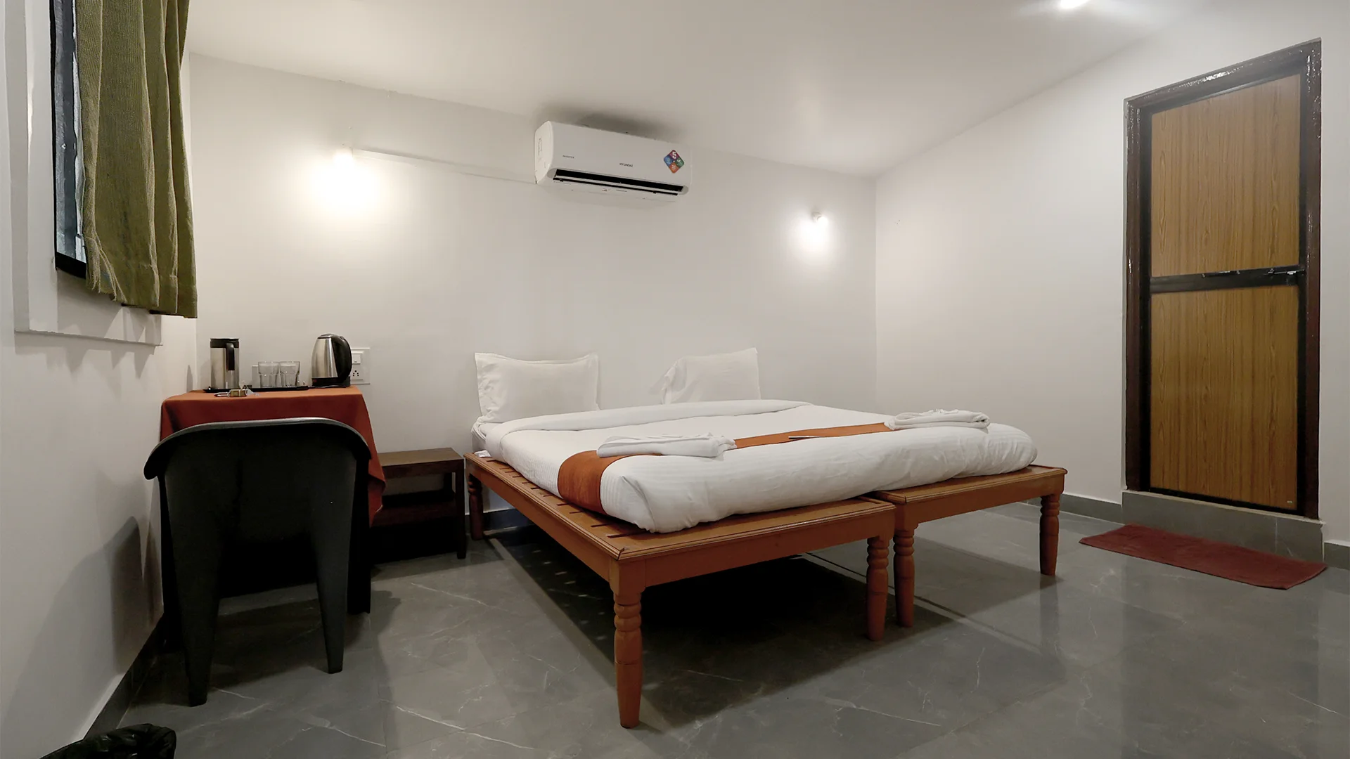 Air-conditioned Deluxe Room featuring a king-size bed at Tadoba