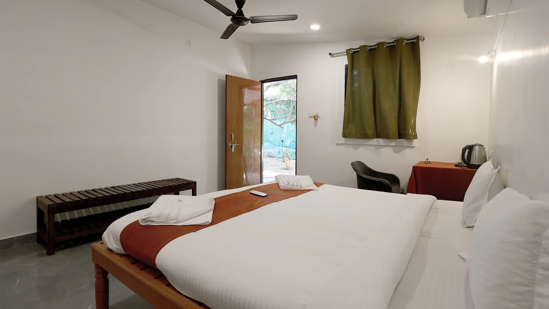 Air-conditioned Deluxe Room featuring a king-size bed at Tadoba